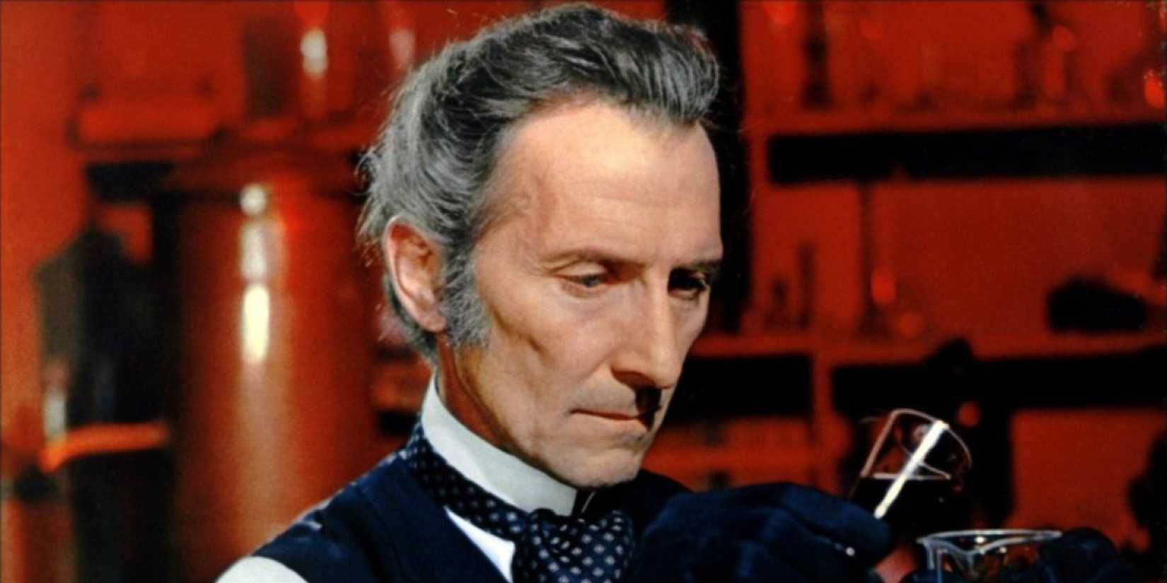 Peter Cushing como Dr. Frankenstein.