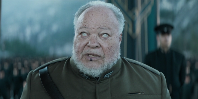 Thufir Hawat with his eyes white in Dune 2021