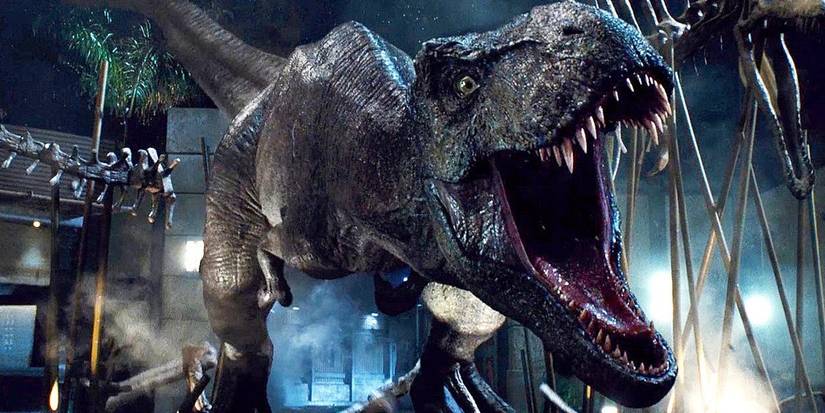 Jurᴀssic World 2015 T-Rex roaring at the audience with its mouth open.
