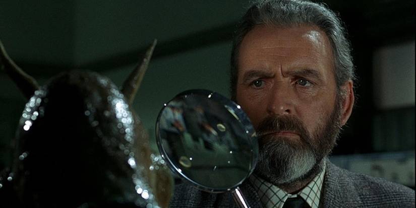 Quatermass examinando um artefato alienígena em 'Quatermass e o Povo do Espaço'.