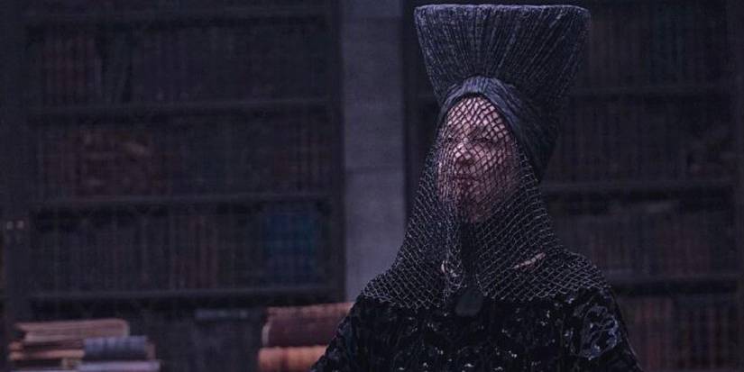 Reverendo Madre Gaius Helen Mohiam con un tocado negro adornado en Dune (2021).