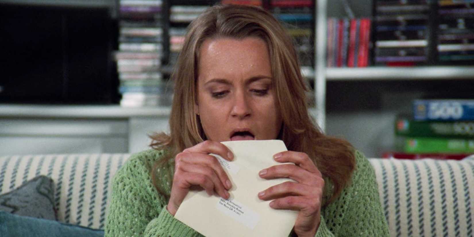 Susan lambendo um envelope em Seinfeld, temporada 7.