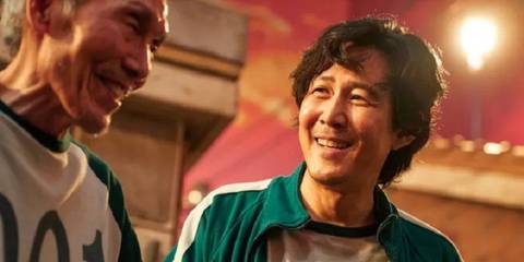 Seong Gi Hun talking to the old man in Squid Game