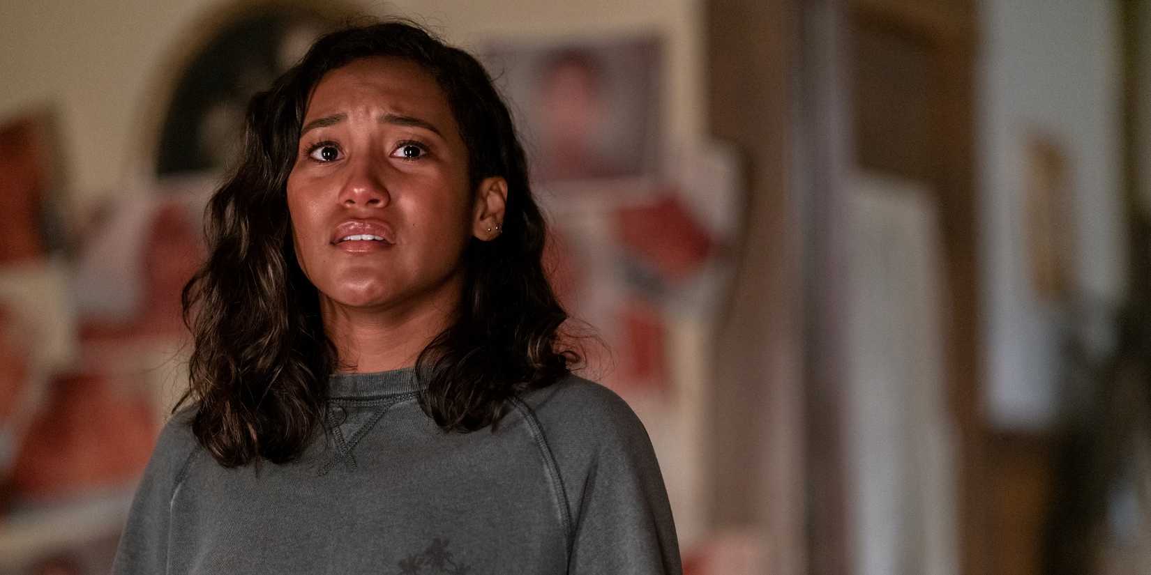 Uma adolescente parece assustada em There's Someone Inside Your House