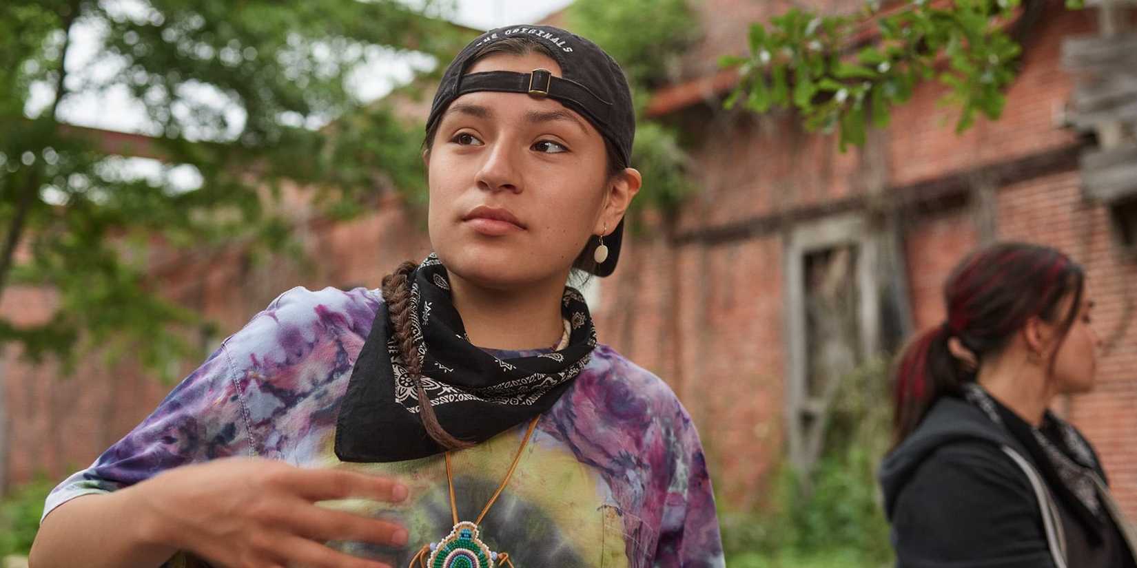 Willie Jack usando uma bandana em Reservation Dogs.