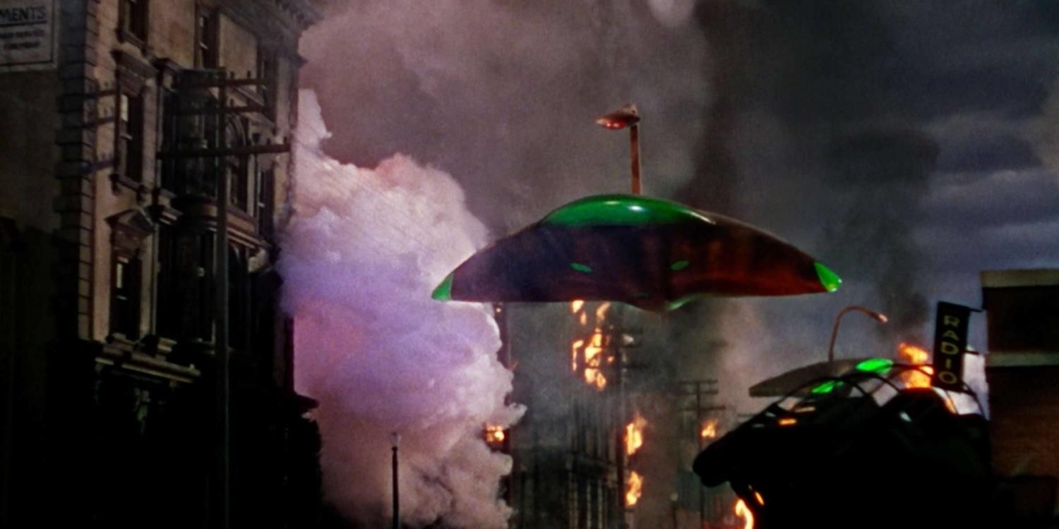 Alien Spaceship in a burning city in War of the Worlds
