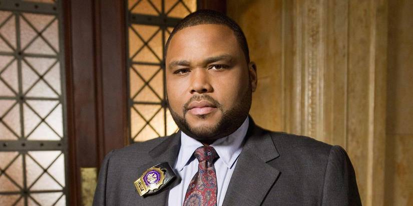 Kevin Bernard (Anthony Anderson) with his bad clipped to his suit in Law & Order