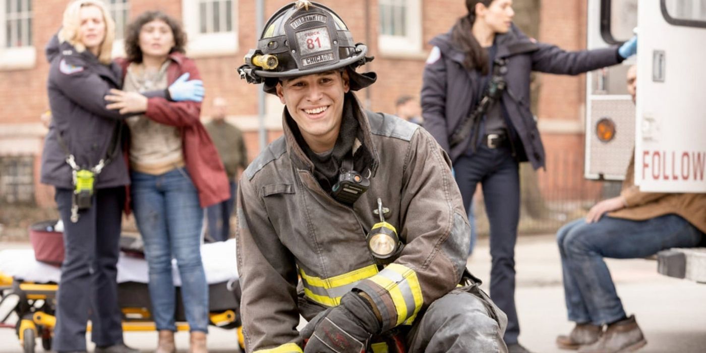 Blake Gallo ajoelhado e sorrindo em Chicago Fire