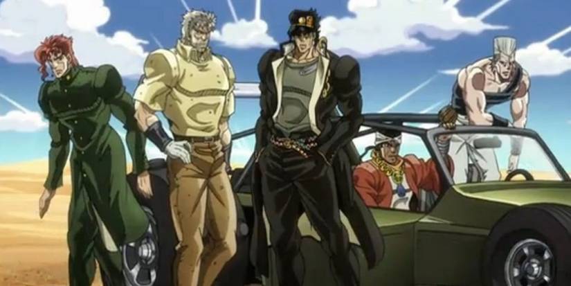 Die Hauptfiguren aus Jojo's Bizarre Adventure: Stardust Crusaders stehen mit einem Buggy an ihrer Seite in der Wüste.
