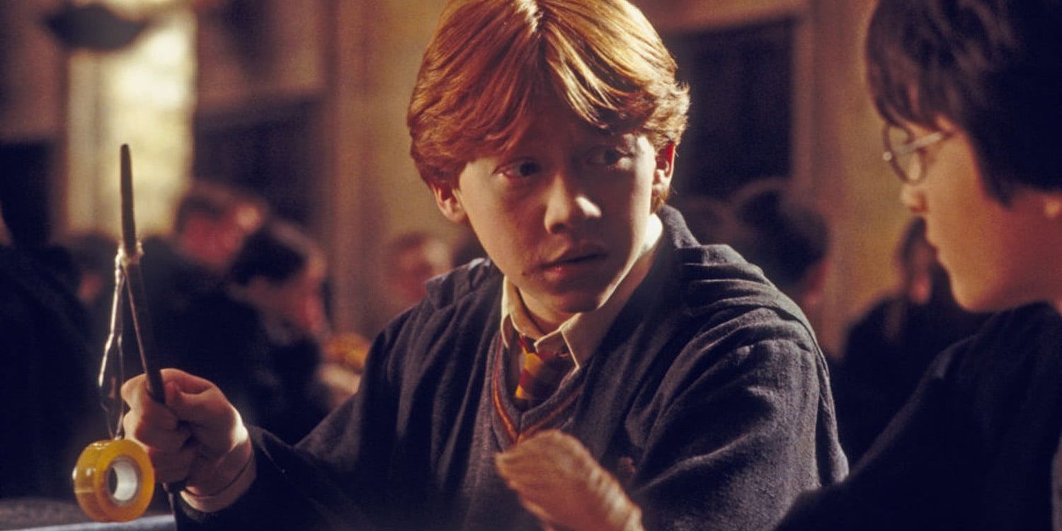 Ron ergue sua varinha quebrada em Harry Potter e a Câmara Secreta