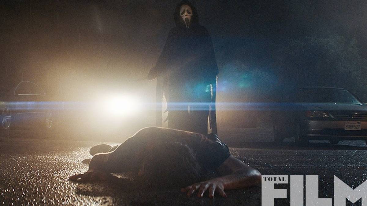 Scream 2022 Photo Shows Ghostface Closing In On A New Victim