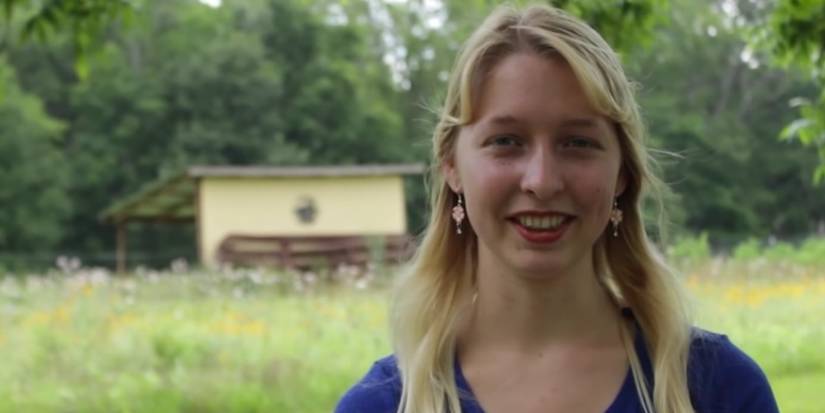 Hosanna Plath Welcome to Plathville at farm in Cairo, smiling with long hair and earrings