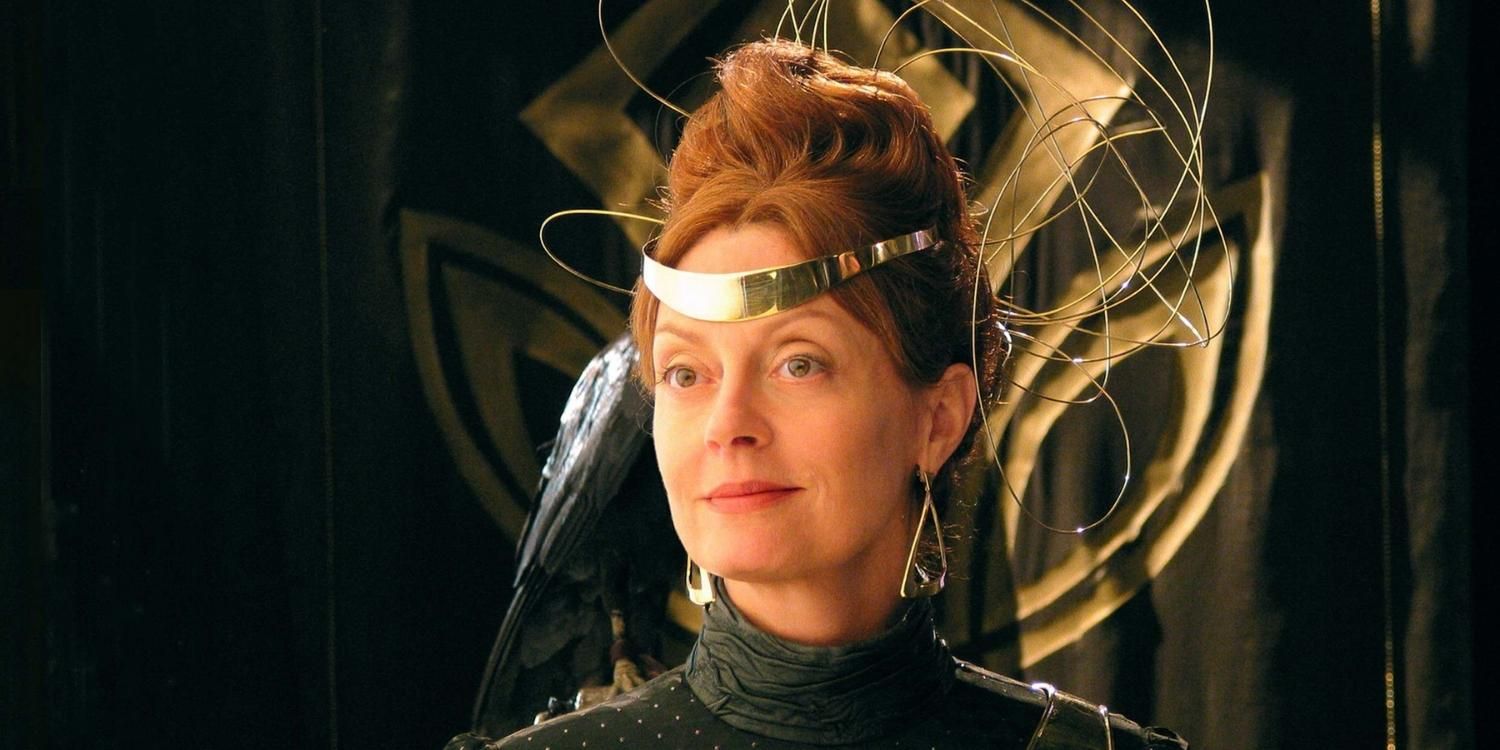 Wensicia smiling and wearing a crown in Children of Dune