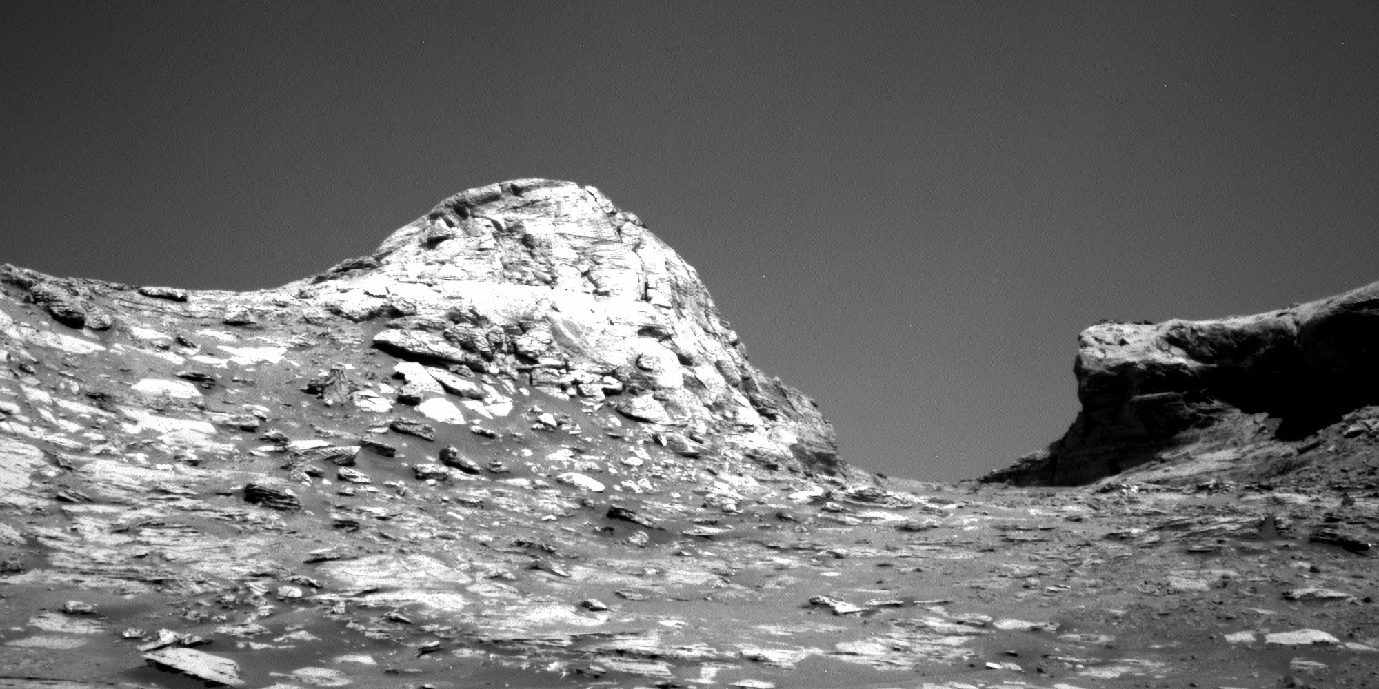 Curiosity Finds Two Very Different Rocks While Exploring Mars
