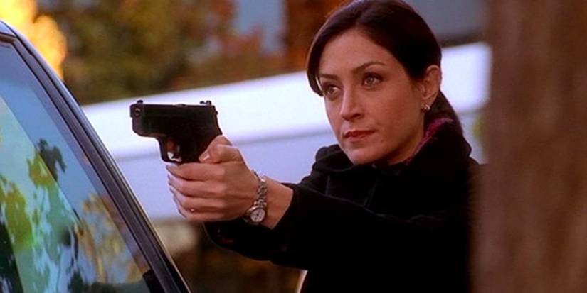 Caitlin Todd (Sasha Alexander) pointing a gun in NCIS