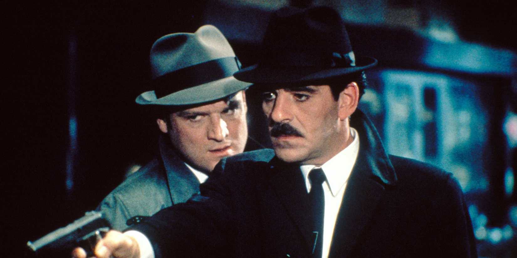 Dennis Farina como Mike Torello em Crime Story