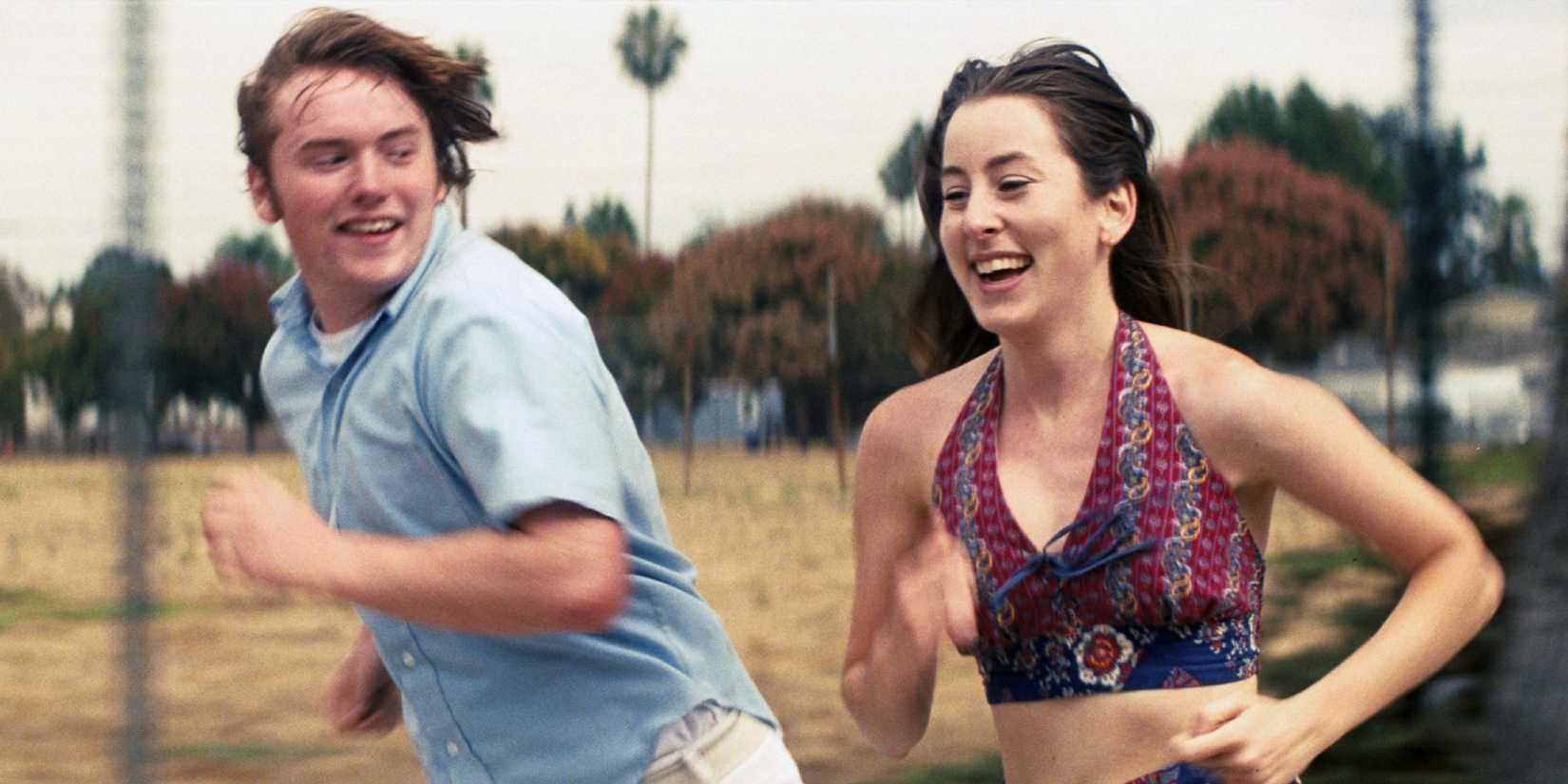 Alana and Gary running in Licorice Pizza