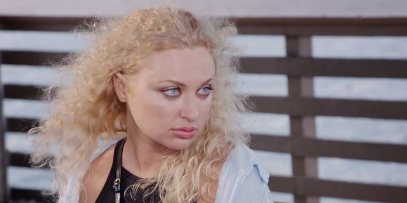 Наталья Мордовцева из "90 дней: Жених" плачет и смотрит в сторону