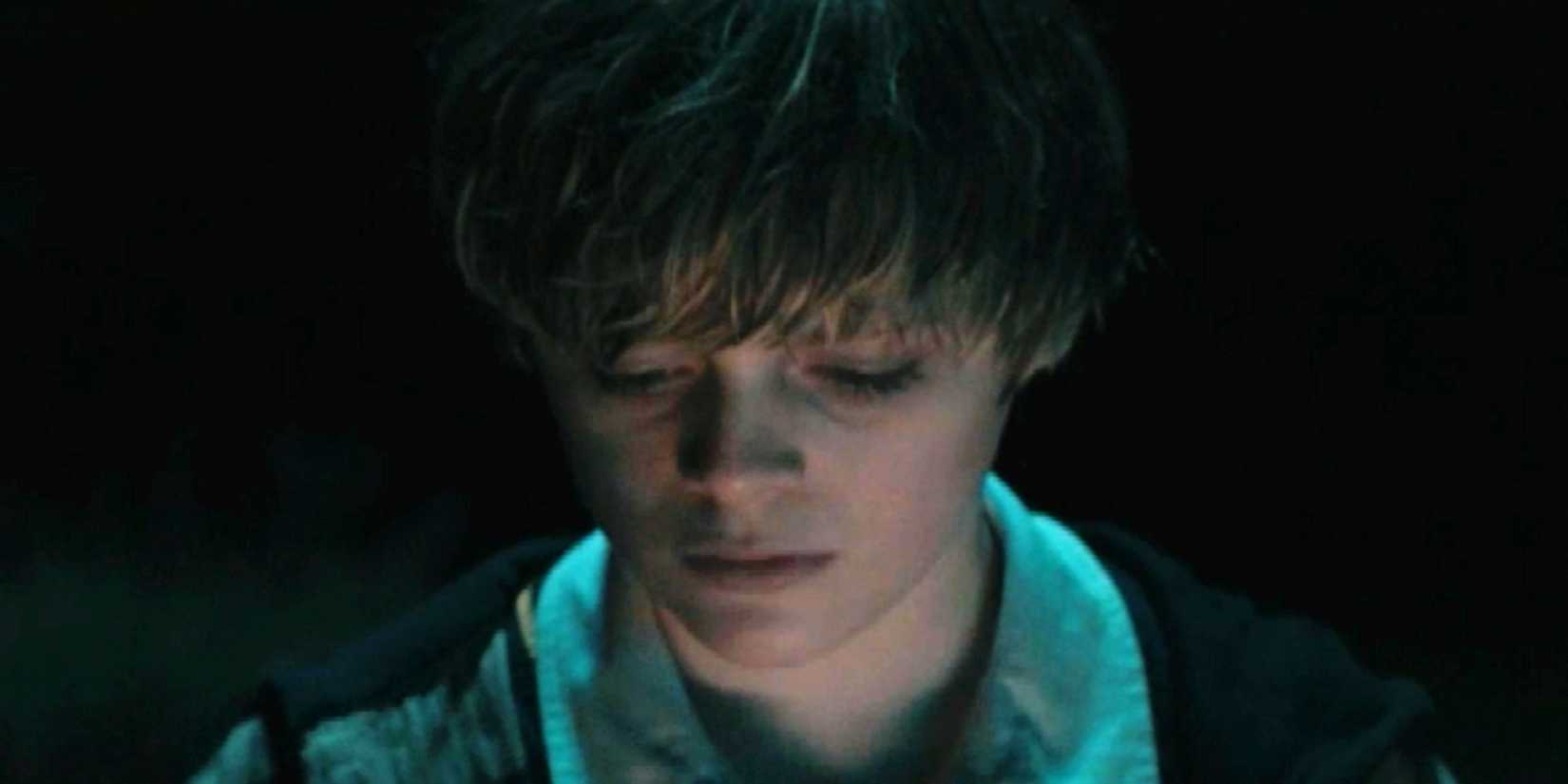 Каспер смотрит вниз в темноте в "Invasion"