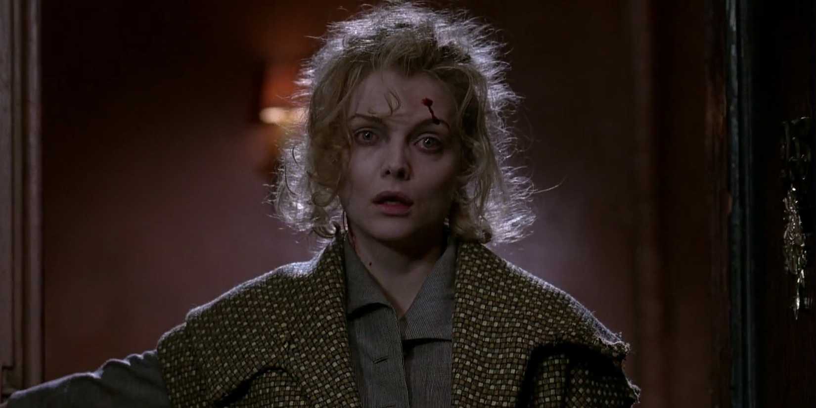 Selina volta para casa depois de ser jogada de uma janela por Shreck in Batman Returns