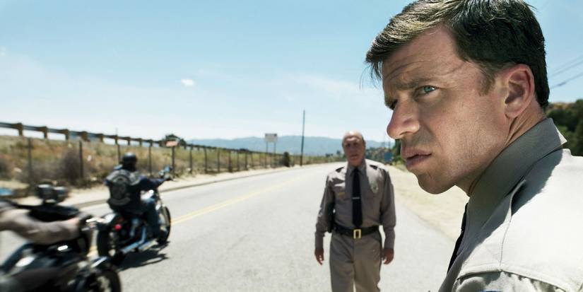 David Hale (Taylor Sheridan) looking over his shoulder with Unser in the background in Sons of Anarchy