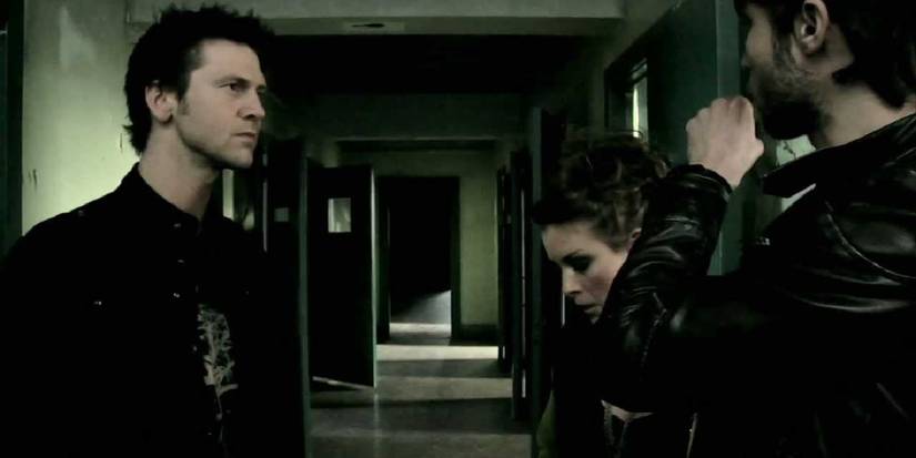 the cast of Grave Encounters talk in a hallway