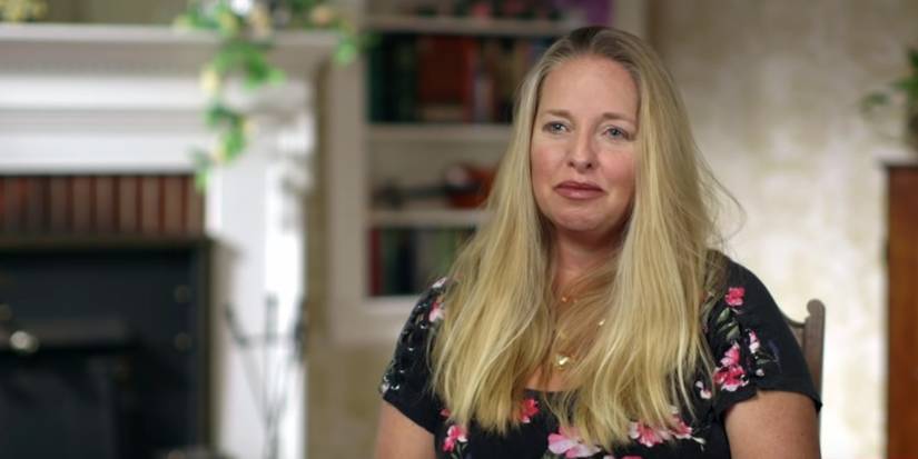 Kim Plath talks to the camera in Welcome to Plathville with living room background