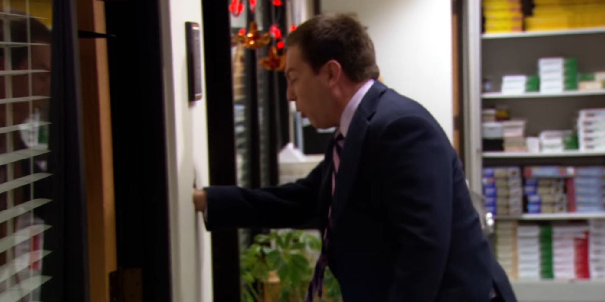 Andy Bernard colpisce il muro in The Office