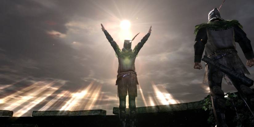 Solaire aus Dark Souls preist die Sonne, während der Protagonist zuschaut.