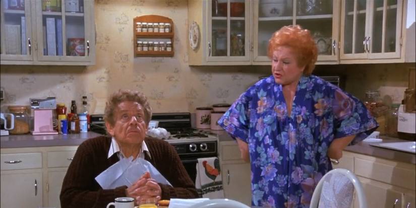 Frank e Estelle discutindo em sua cozinha em Seinfeld