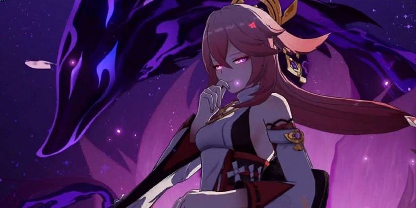 Поза Яэ Мико из *Genshin Impact* с китсуном на заднем плане.