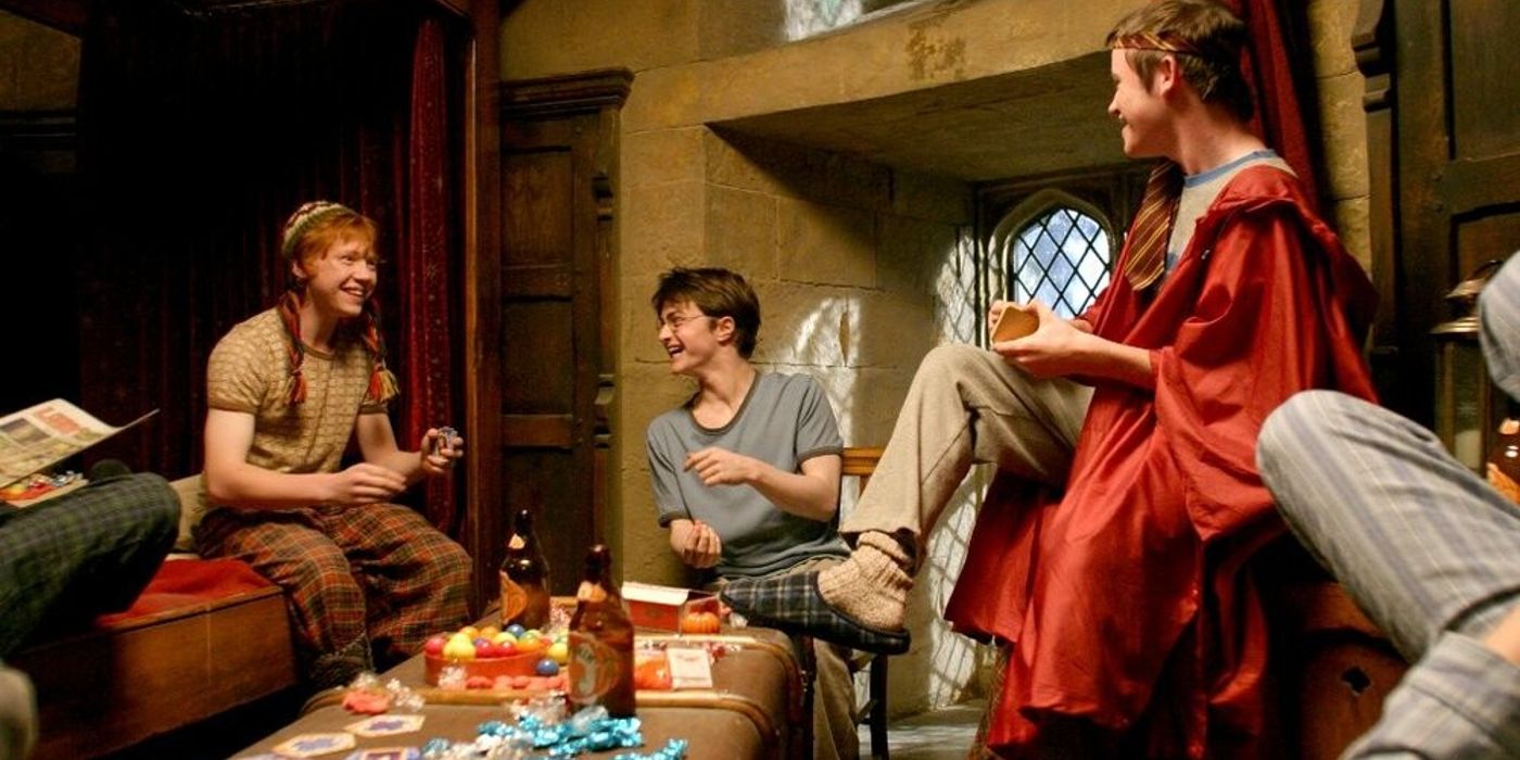 Ron, Harry e Seamus no dormitório da Grifinória em Harry Potter