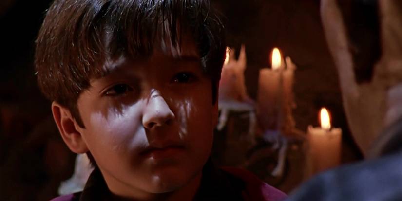 O Ungido olhando para alguém fora de tela em Buffy the Vampire Slayer