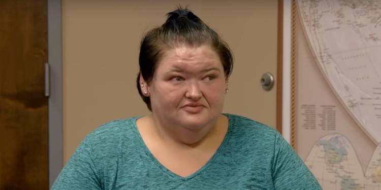 Amy Slaton Halterman in 1000-lb Sisters smiling in green t-shirt