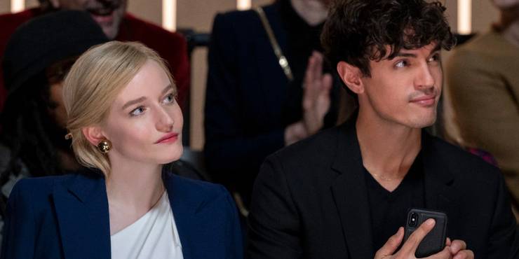 Anna-sits-with-Val-at-a-fashion-show-in-Inventing-Anna-1.jpg (740×370)