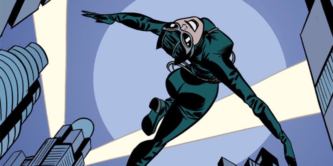 Catwoman leaping through the city under the night&rsquo;s sky in Selina&rsquo;s Big Score comic.