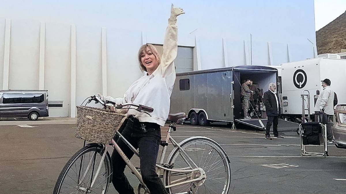 Flight Attendant Season 2 Wraps Filming, Confirms Kaley Cuoco(02)