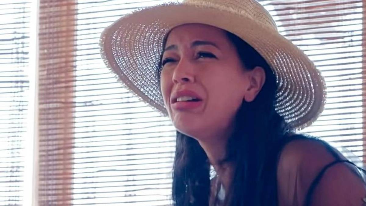 Jasmine Pineda 90 Day Fiancé Crying wearing summer hat