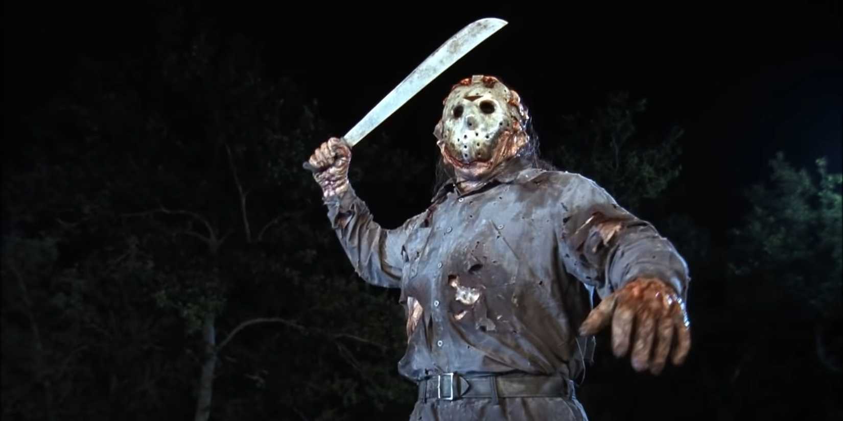 Jason Voorhees empunhando seu facão em um holofote em Jason Goes To Hell The Final Friday