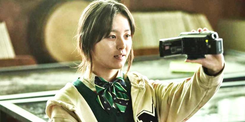 Park Ji-Hu как Нам Он-Джо в "Все мы мертвы", указывающая камерой на себя