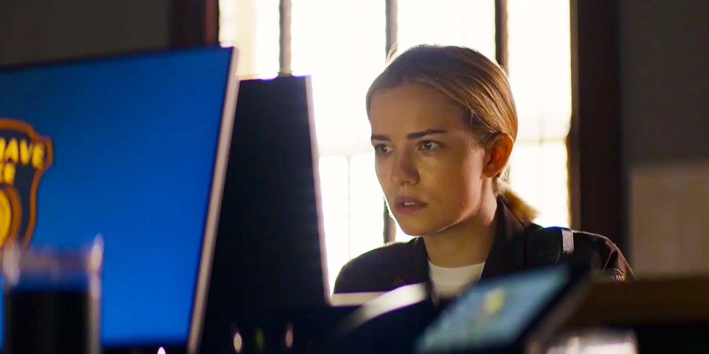 Willa Fitzgerald as Roscoe looking at a computer screen in Reacher