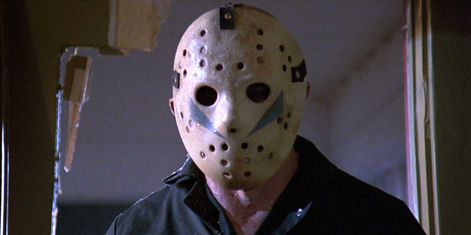 Roy Burns como Jason Voorhees arrombando uma porta em Sexta-Feira 13 Parte V: Um Novo Começo