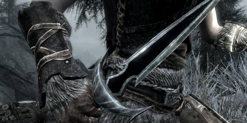 Skyrim: 10 Best Weapons Players Can Get In The Base Game