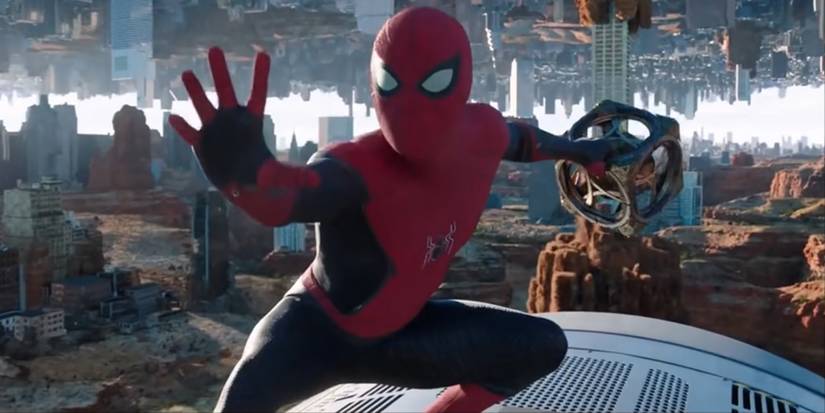 Человек-паук, держащий руку в зеркальном измерении в фильме «Человек-паук: Без дома»