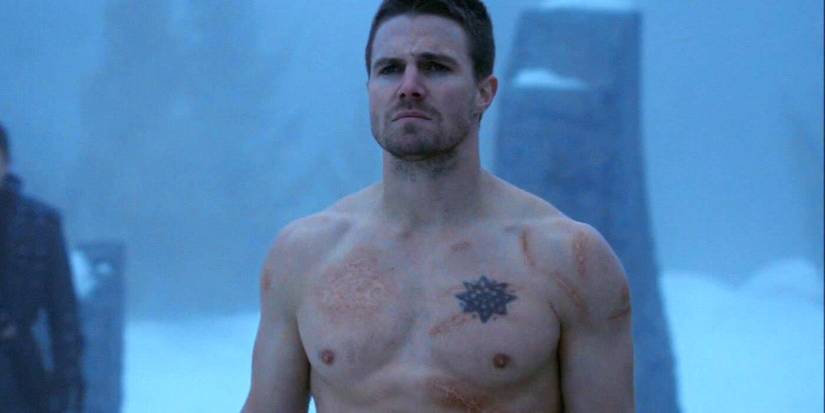 Stephen Amell em cena do reboot de Baywatch