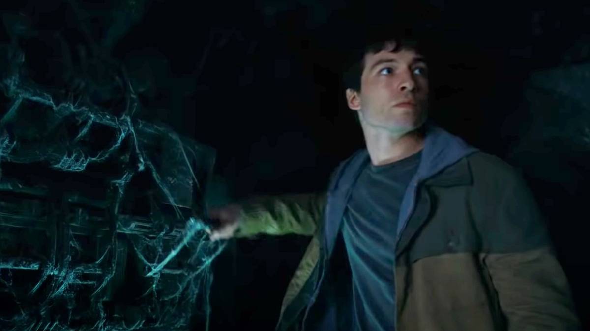 The Flash Tries To Save His Mother In DC Movie Trailer