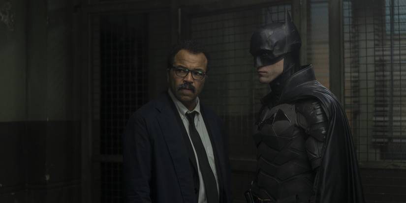 Джеффри Райт в роли комиссара Джима Гордона и Роберт Паттинсон в роли Бэтмена в фильме «Бэтмен».