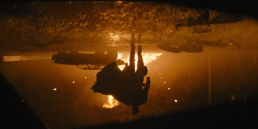 Бэтмен Роберта Паттинсона идет перед горящей машиной