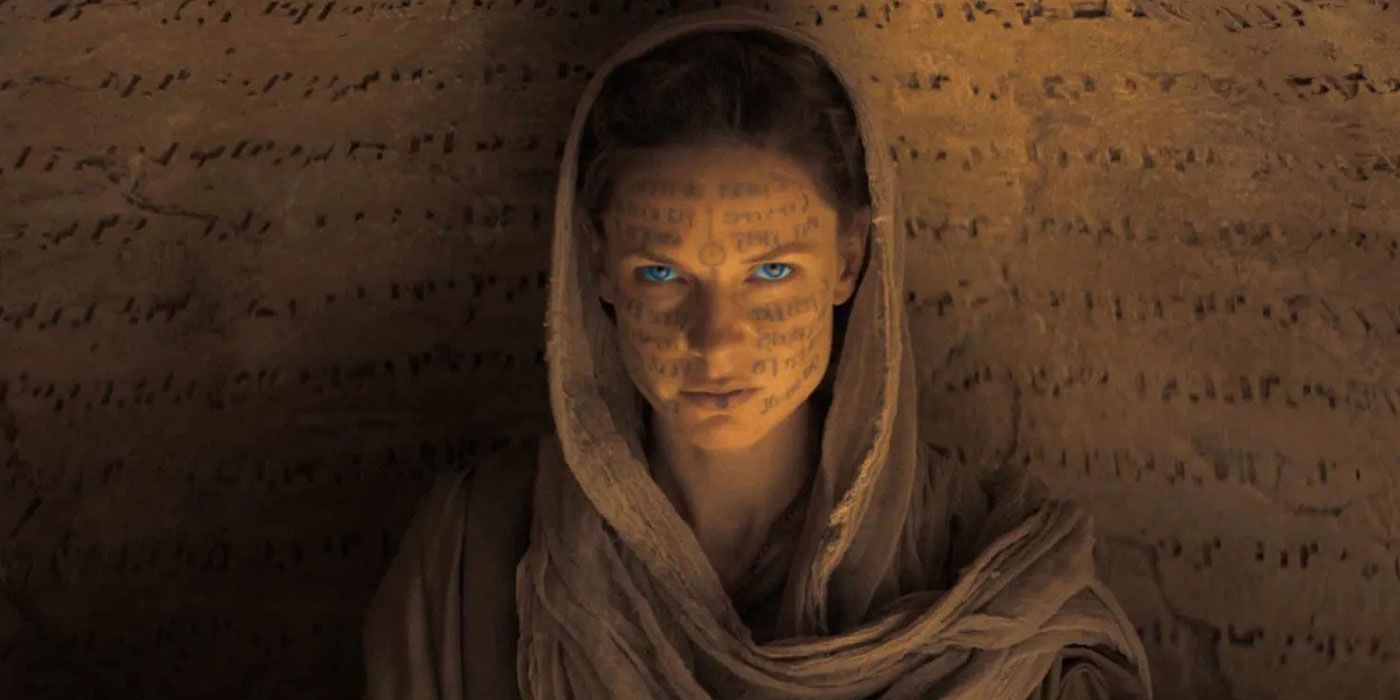 Rebecca Ferguson como Lady Jessica em Duna com olhos azuis brilhantes.