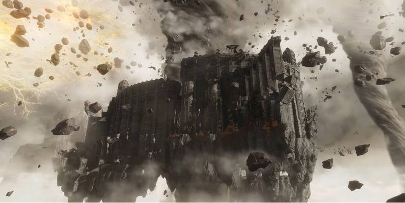 Скриншот из области "Разрушающаяся Фарум Азула" в Elden Ring, парящий город, разрывающийся под воздействием нескольких торнадо.